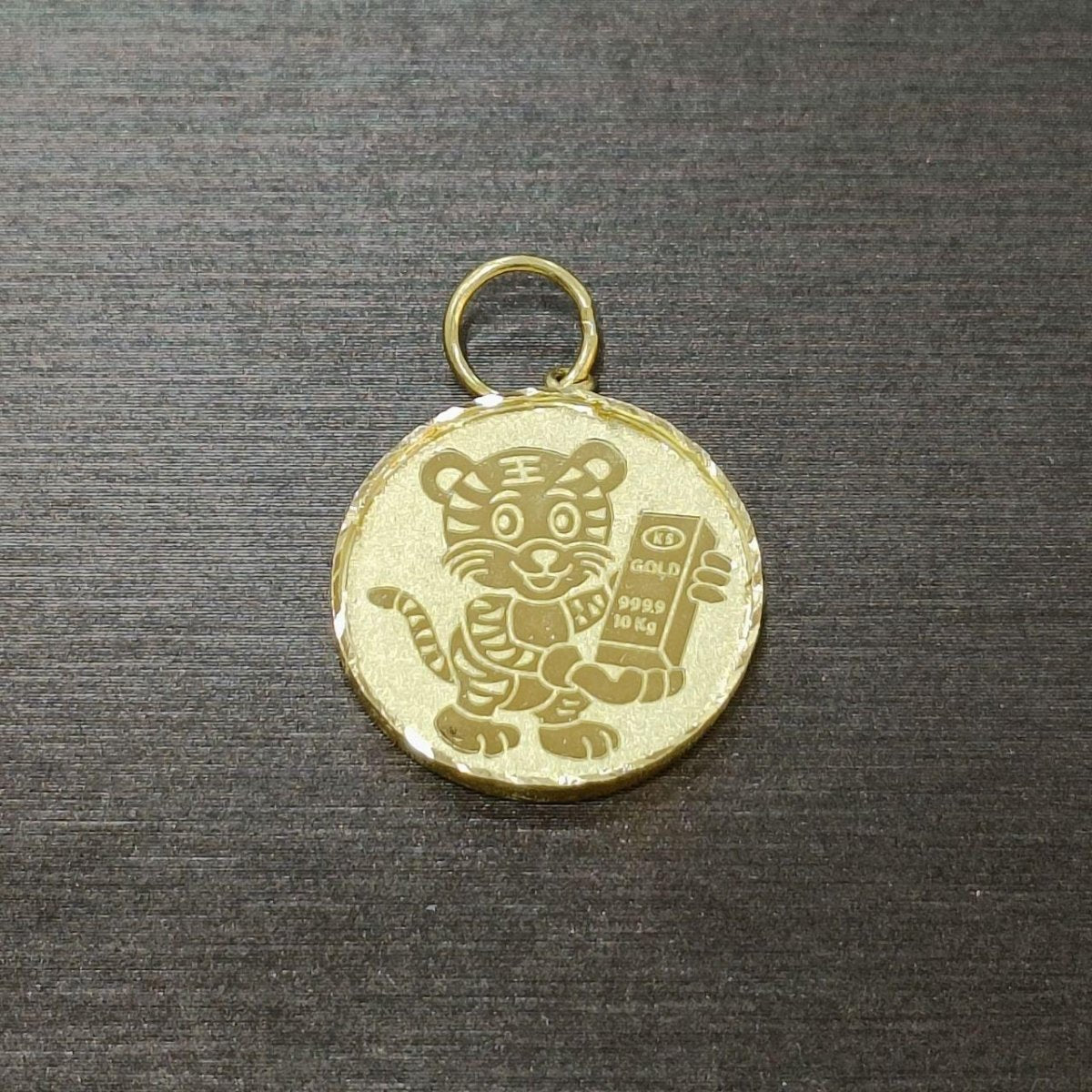 22k / 916 Gold Tiger Coin holding gold bar pendant - Best Gold Shop 22k gold 22k gold pendant 916 gold 916 gold