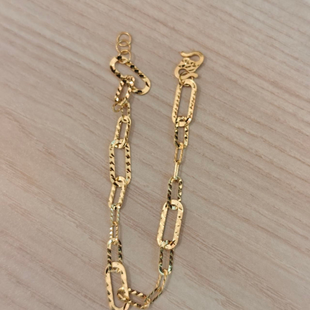 Detailed view of polished 22K Gold diamond-cut fancy bracelet links.