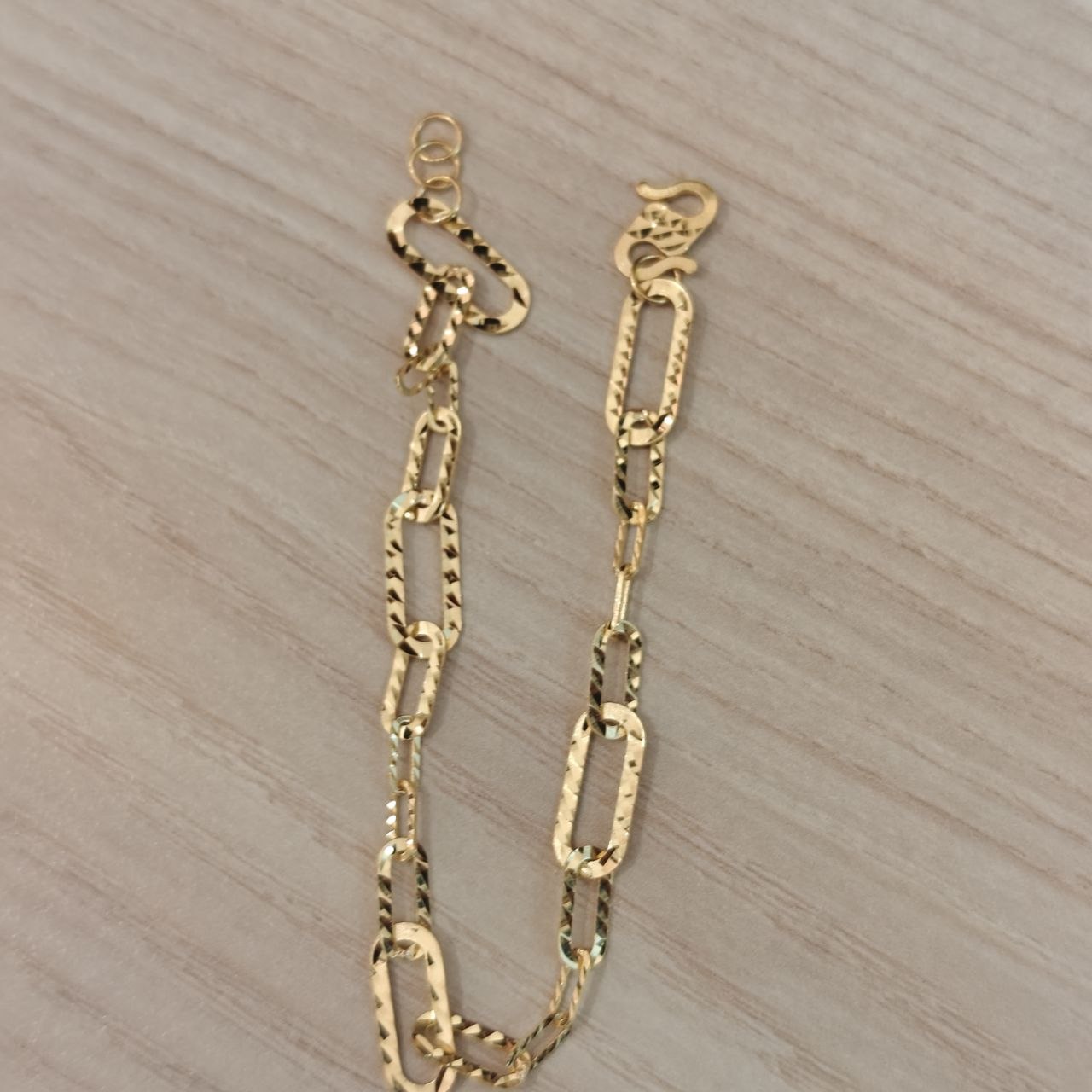 Detailed view of polished 22K Gold diamond-cut fancy bracelet links.