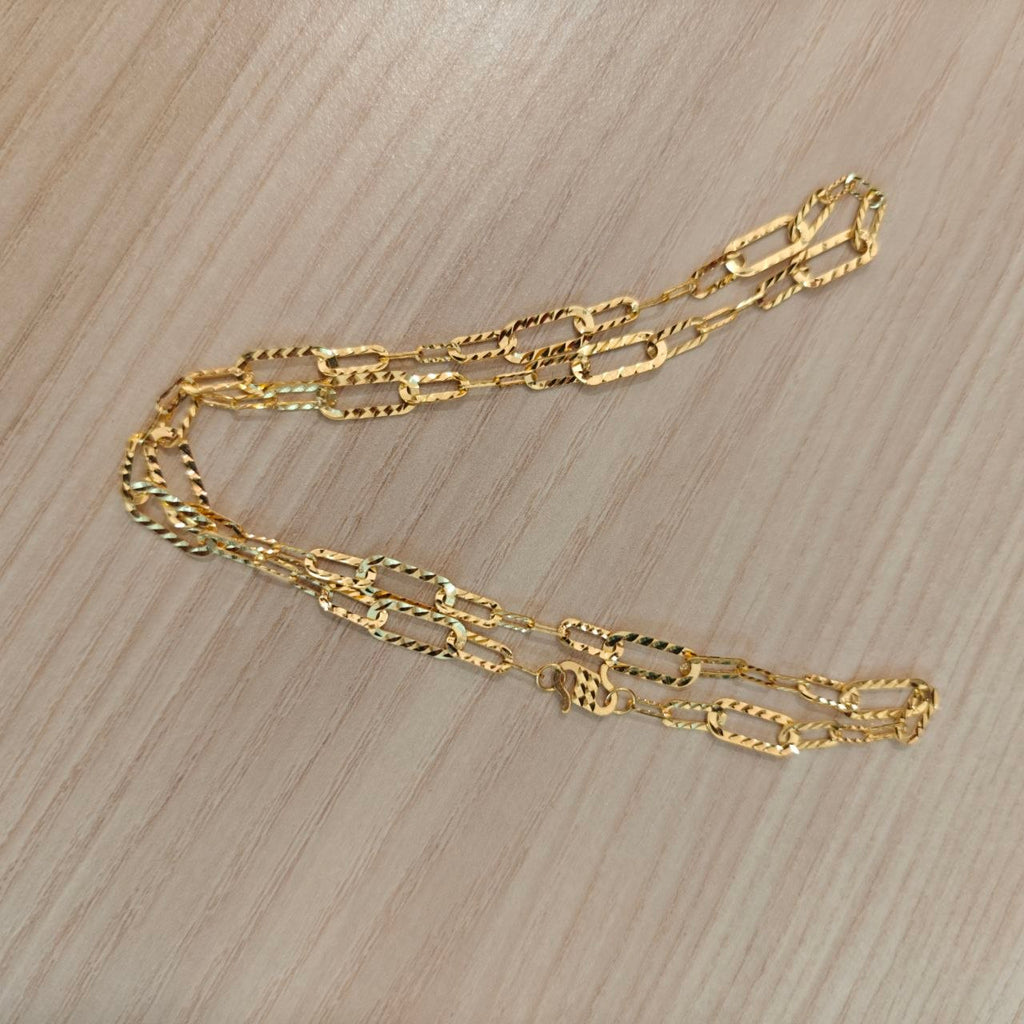 Detailed view of polished 22K Gold diamond-cut fancy necklace links.