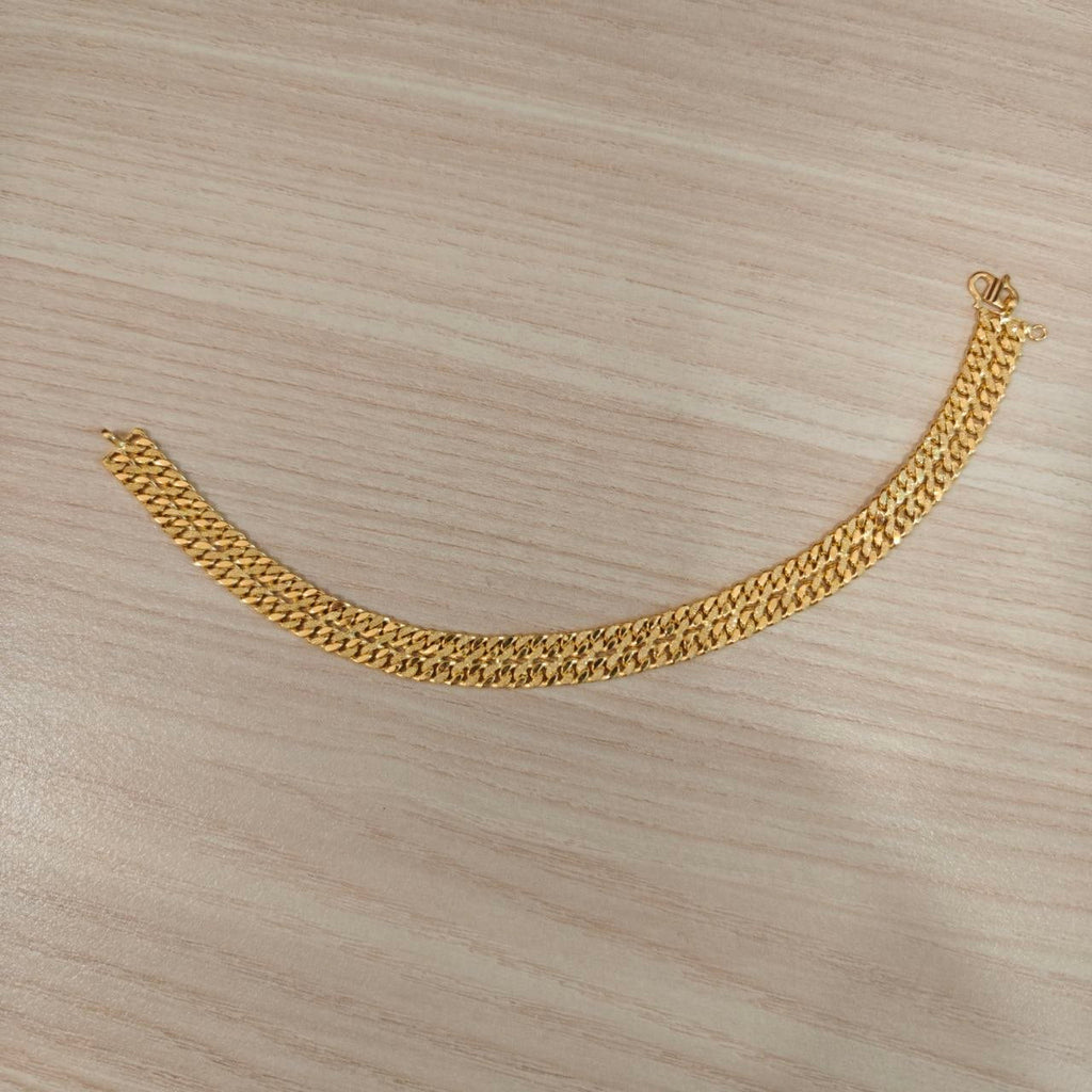 Detailed view of polished 22K gold Double Cowboy bracelet links.