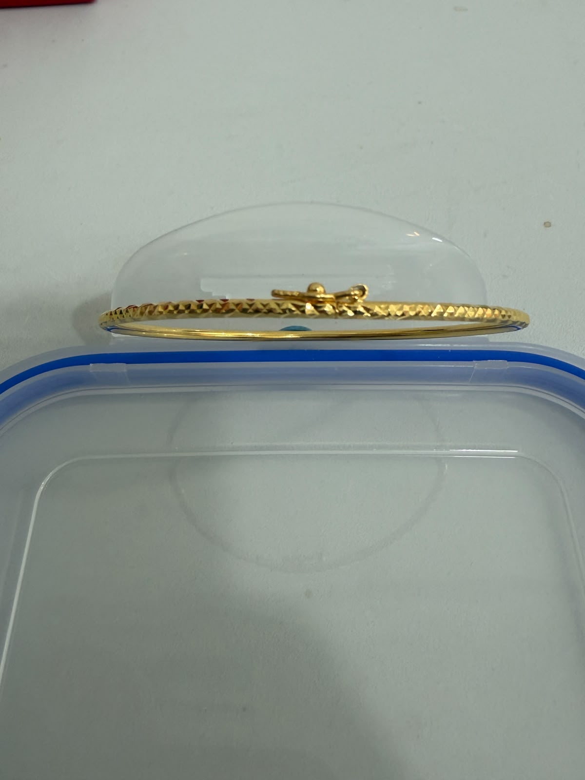916 Gold Diamond-Cut Slim Bangle | Sparkling 22K Gold Design