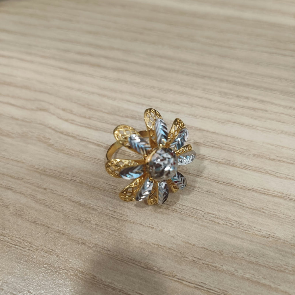 916 Gold two-tone daisy ring with floral motif