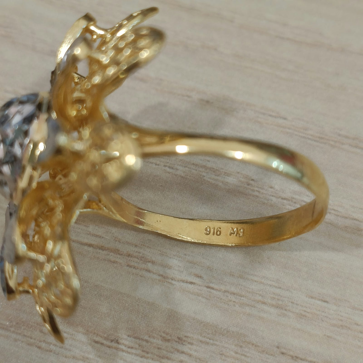 916 Gold two-tone daisy ring with floral motif