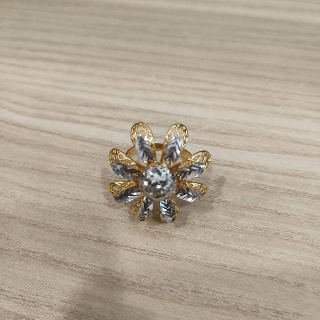 916 Gold two-tone daisy ring with floral motif