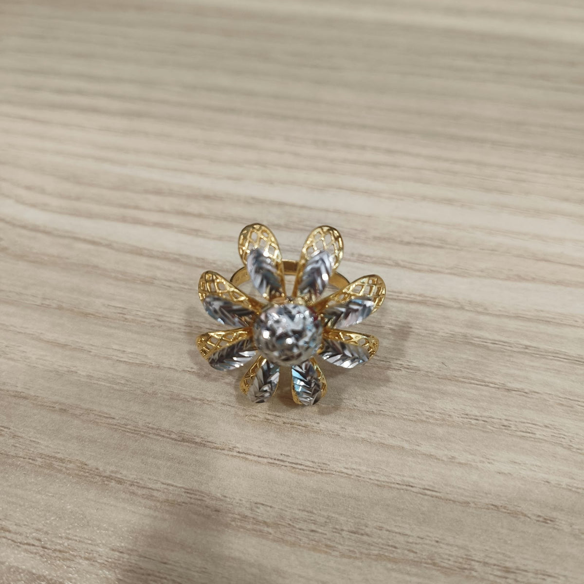916 Gold two-tone daisy ring with floral motif