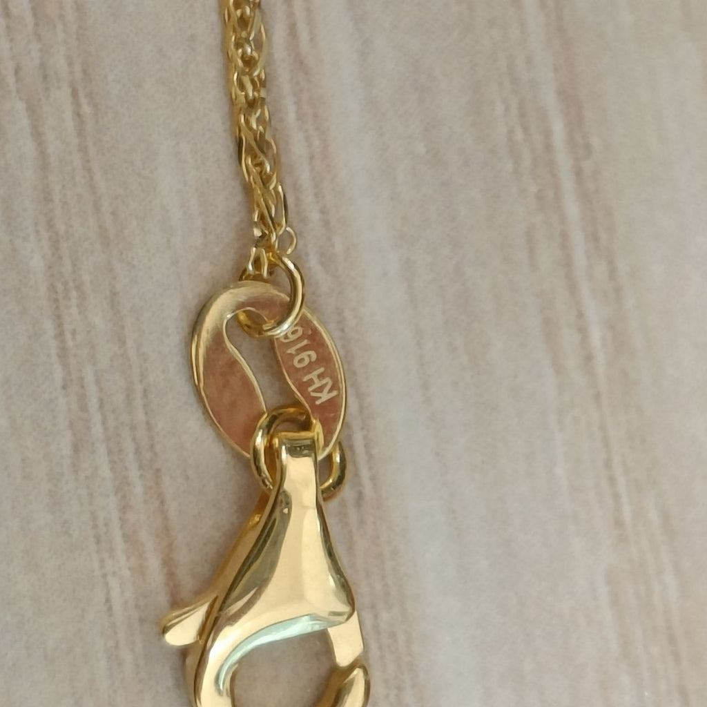 916 gold hallmark and lobster clasp close-up