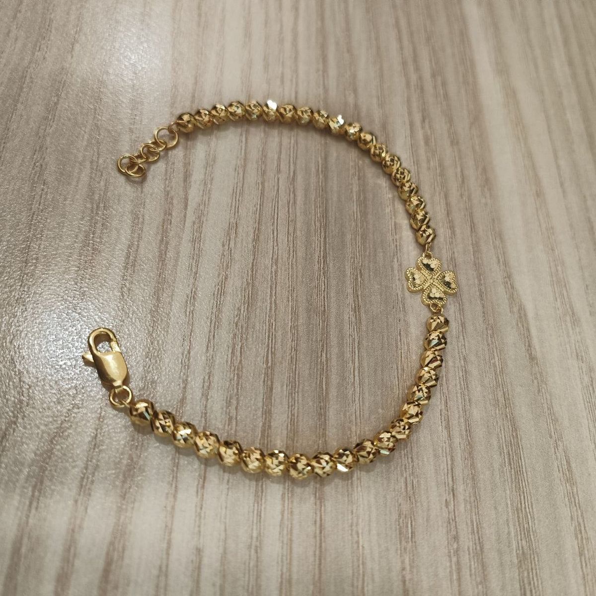 916 gold four-leaf clover flower bead bracelet side view