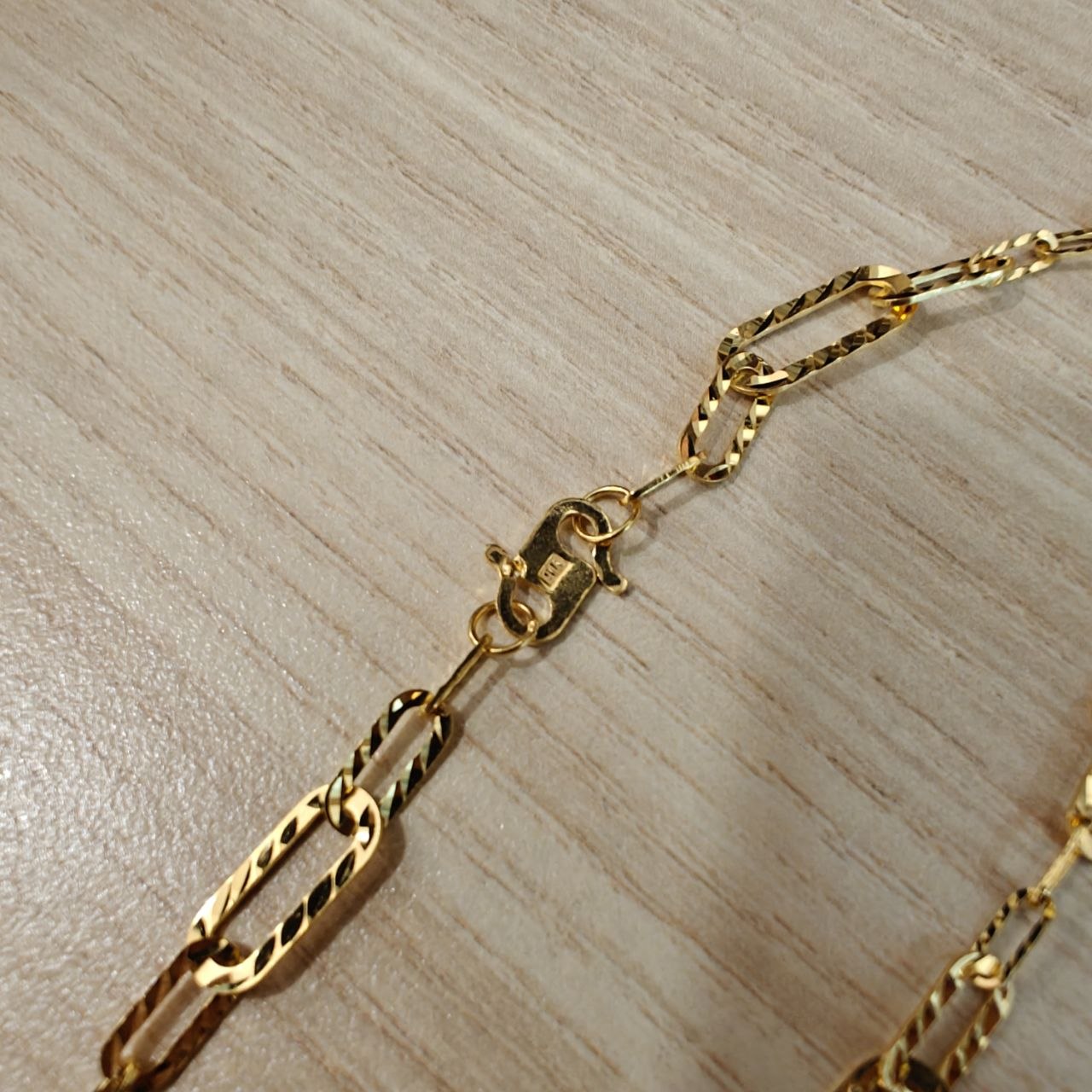 Close-up of clasp on 916 Gold Diamond-Cut Fancy Link necklace.