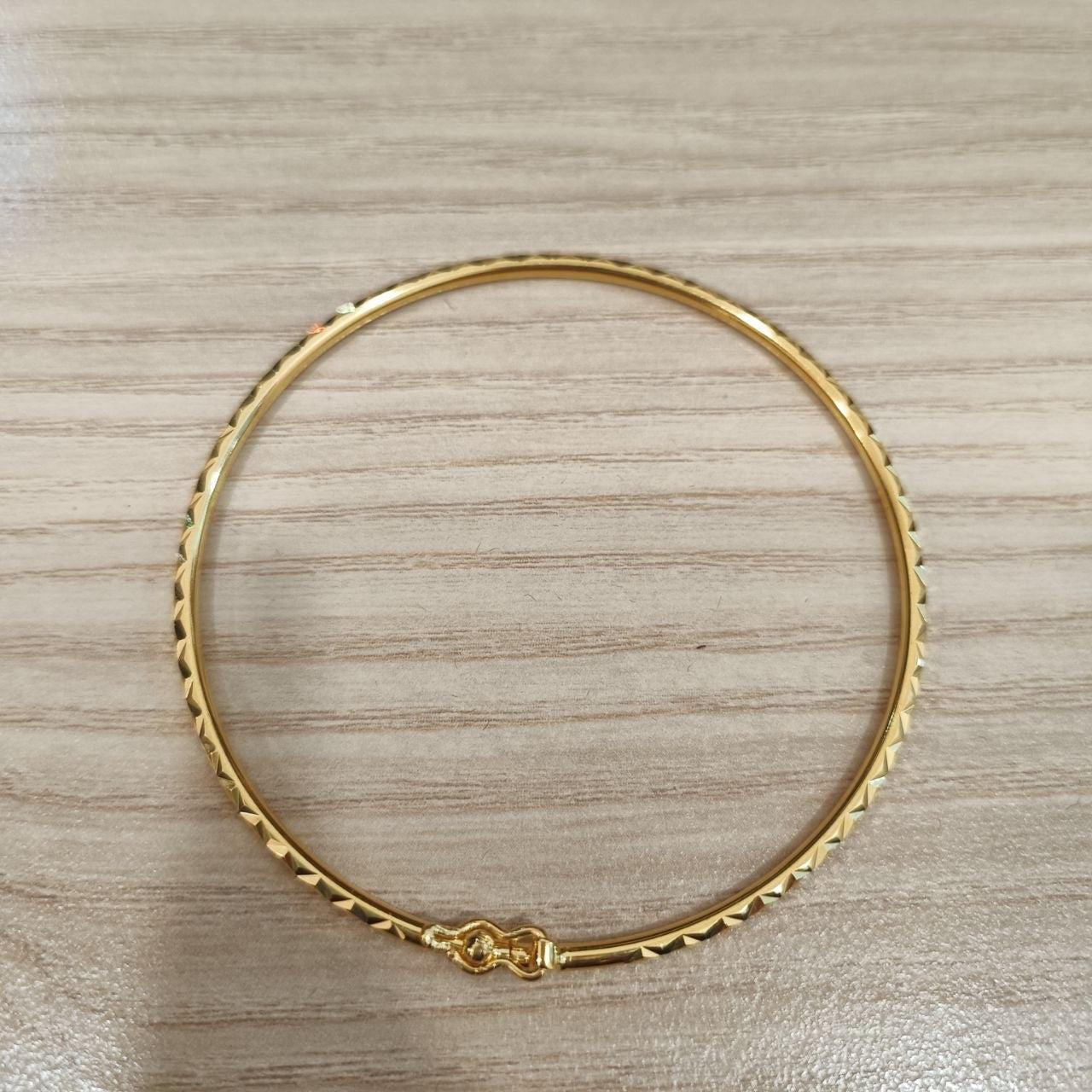 916 gold diamond-cut slim bangle with sparkling geometric facets