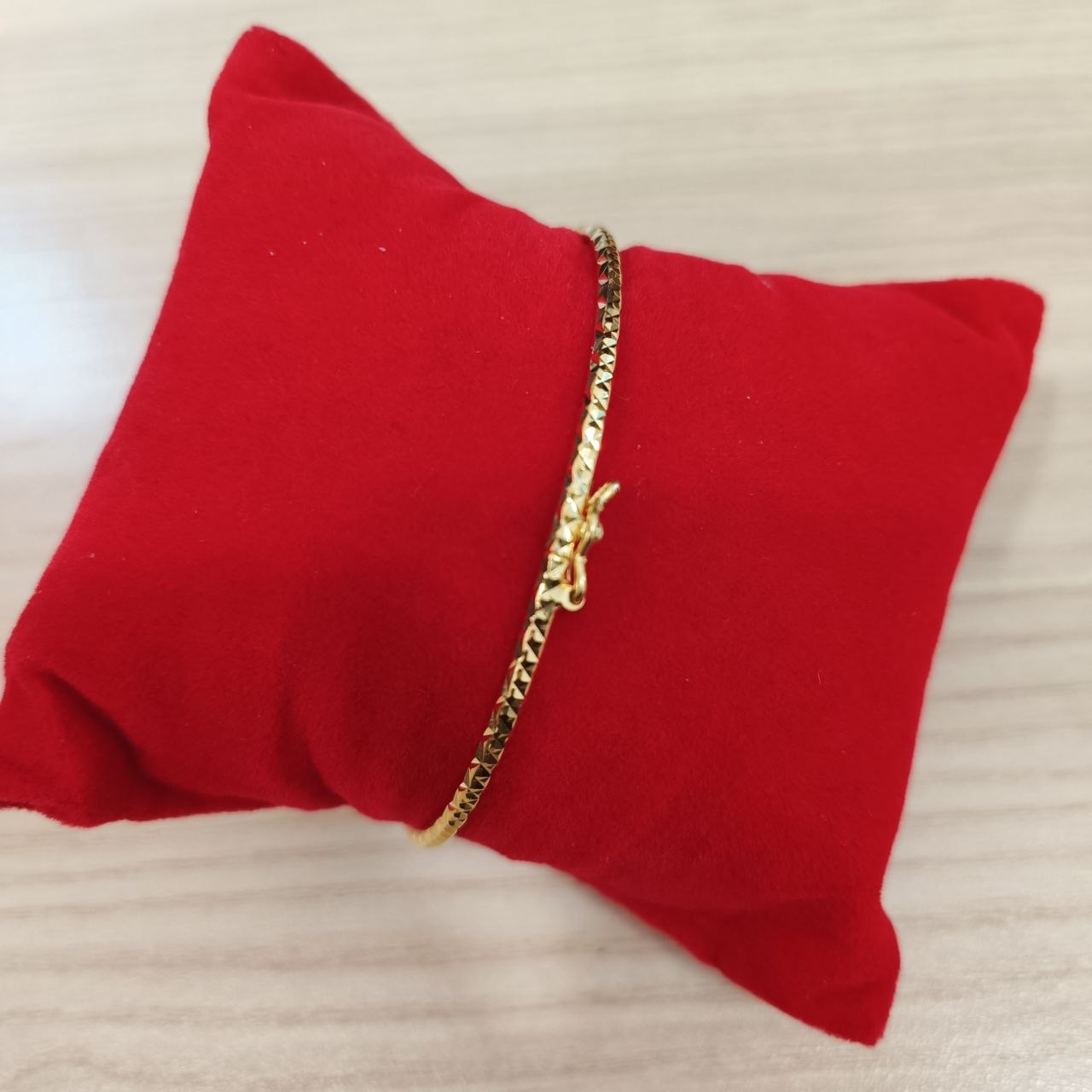 Full view of the 916 gold slim bangle in yellow gold