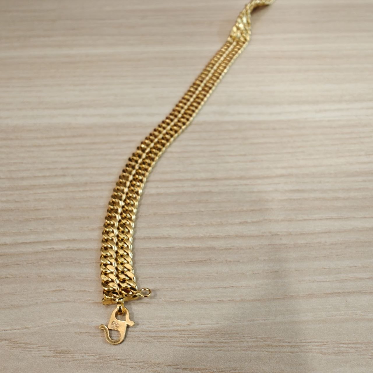 Close-up of clasp on 916 Gold Double Cowboy chain bracelet.