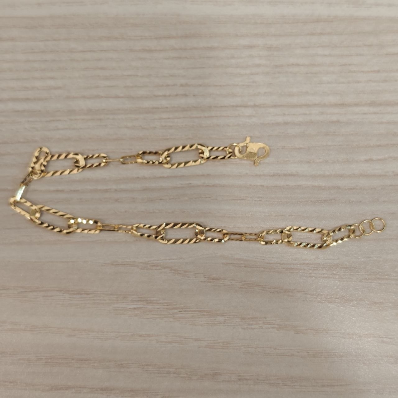 Adjustable-length detail of 916 Gold Diamond-Cut Fancy Link bracelet.