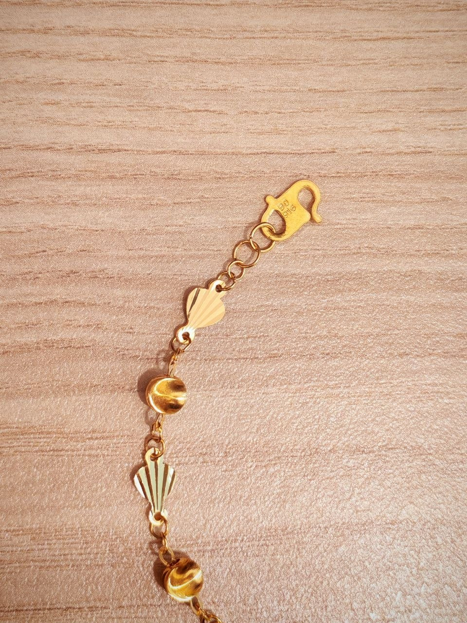 916 gold hallmark clasp and shell ball bracelet detail