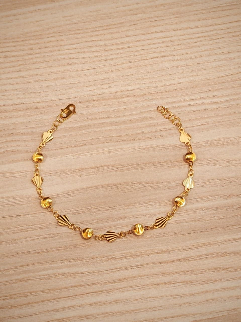 916 gold fancy shell and ball bracelet full view