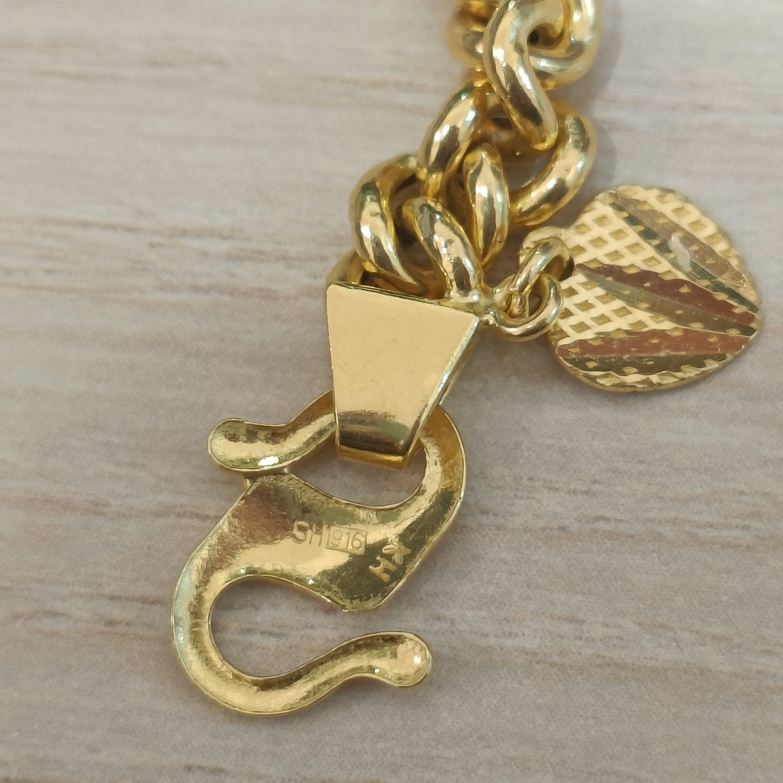 916 gold fishbone tube bracelet in 22K yellow gold - view 1
