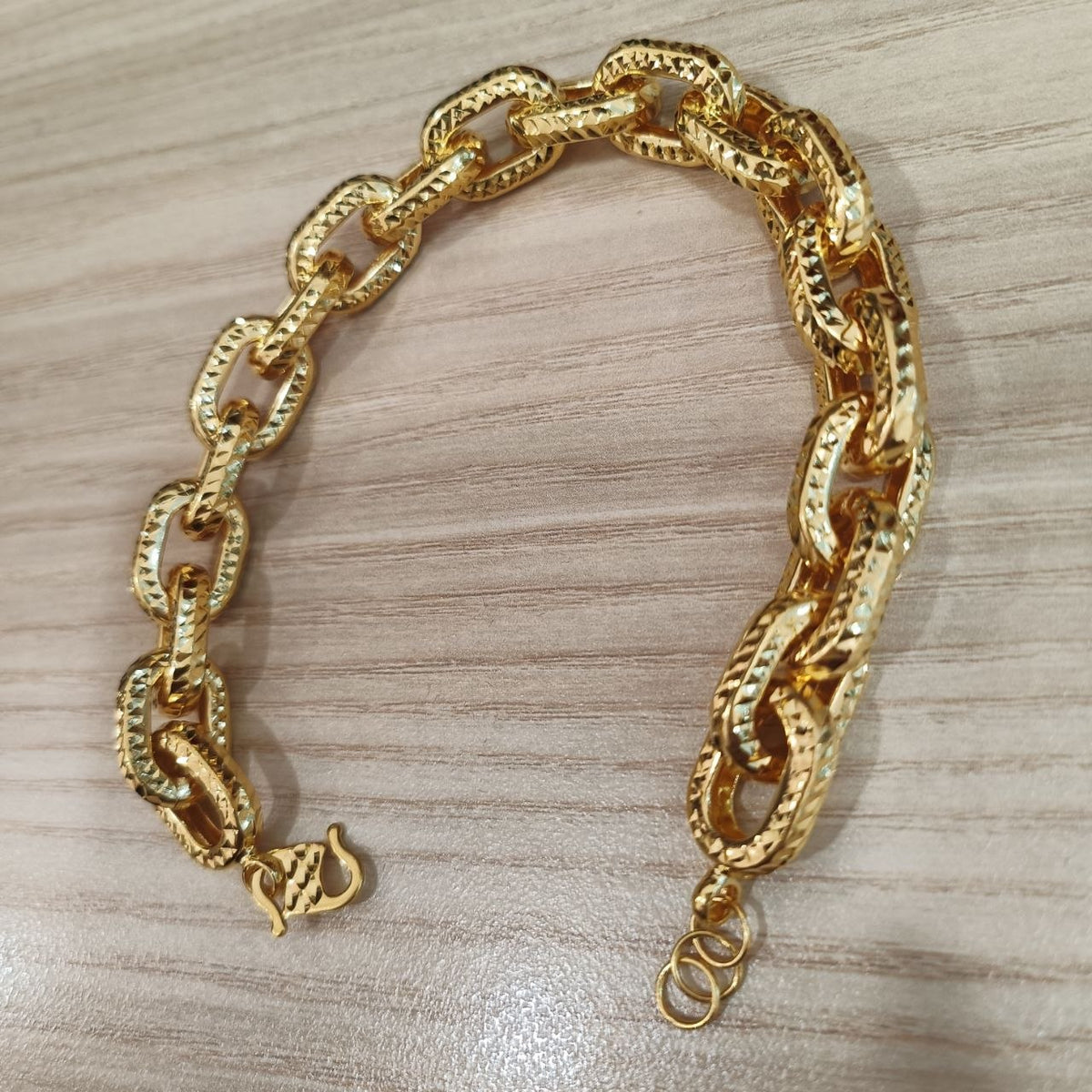 916 gold hollow anchor link bracelet with diamond-cut textured links