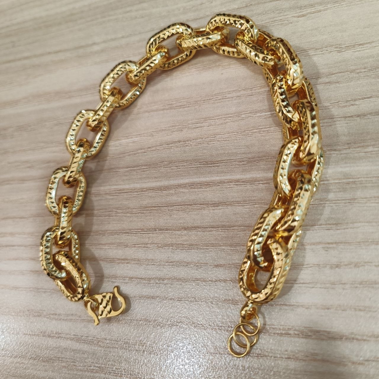 916 gold hollow anchor link bracelet with diamond-cut textured links