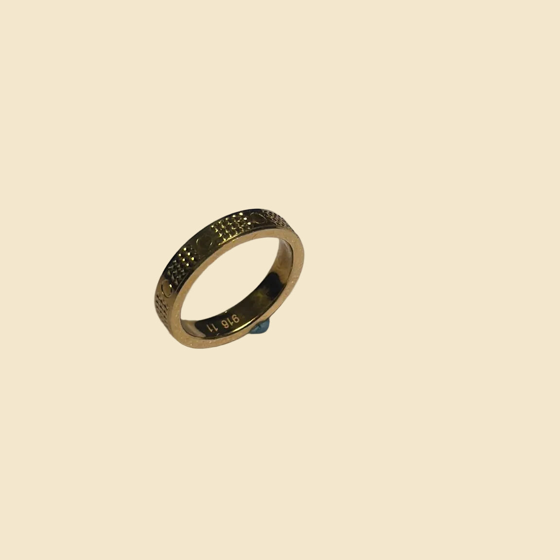 916 gold hollow diamond-pattern band ring angled view