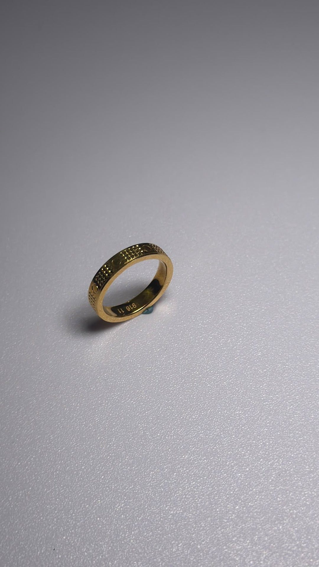 916 gold hollow diamond-pattern band ring angled view
