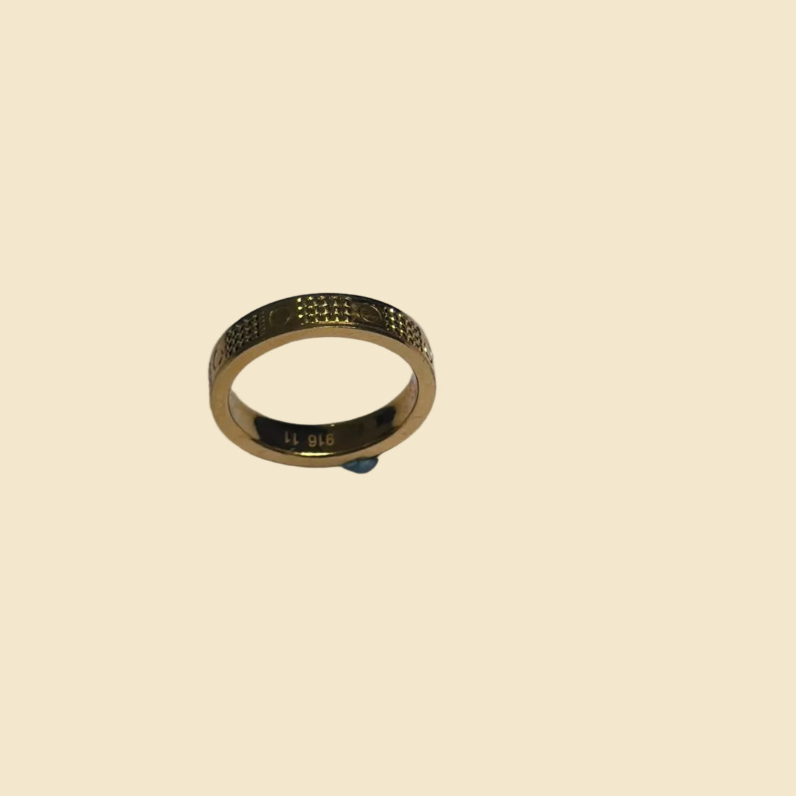 916 gold hollow diamond-pattern band ring texture detail