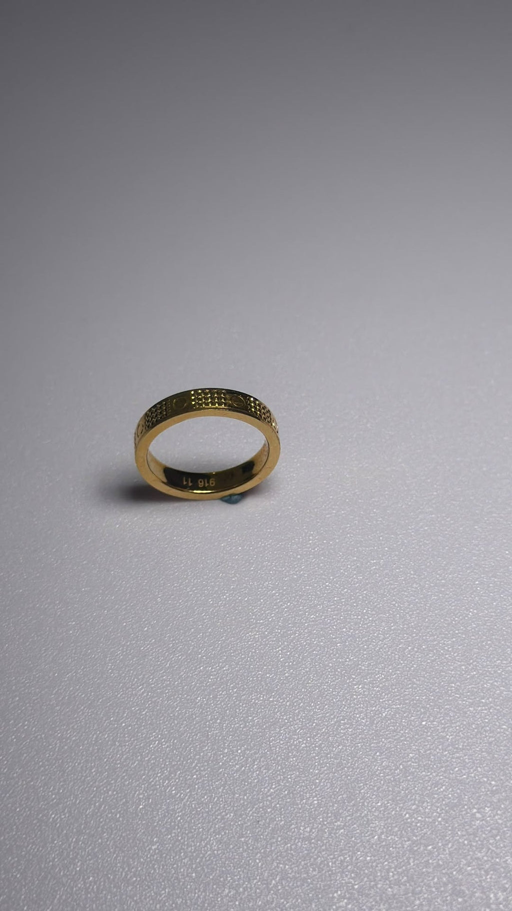 916 gold hollow diamond-pattern band ring texture detail