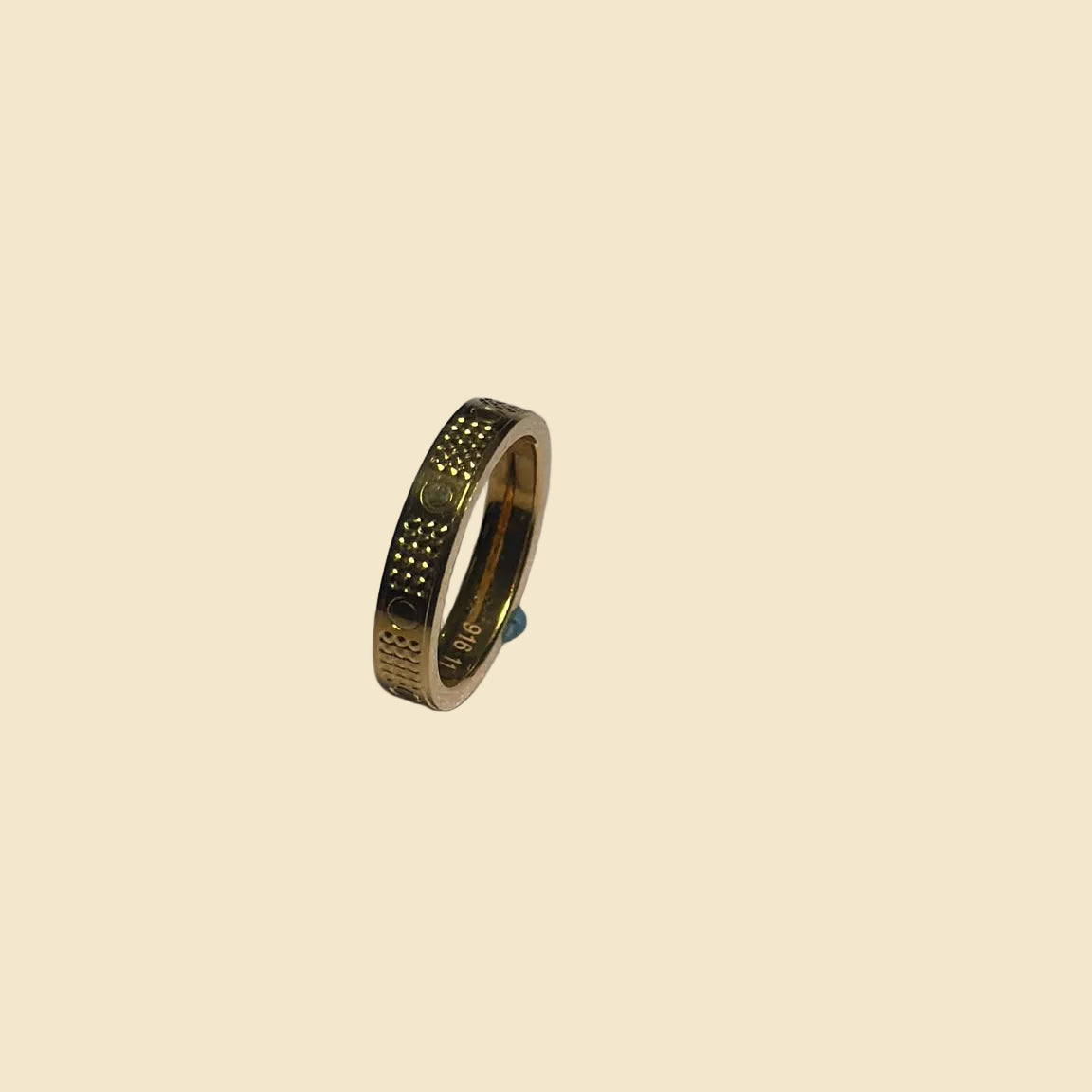 916 gold hollow diamond-pattern band ring front view