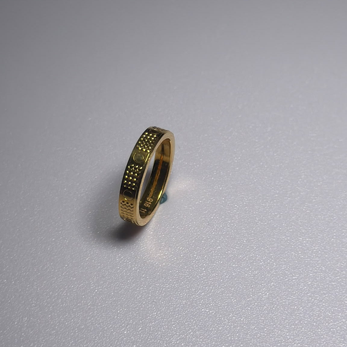 916 gold hollow diamond-pattern band ring front view