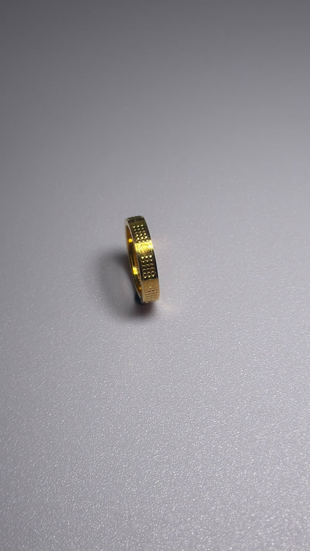 916 gold hollow diamond-pattern band ring 916 hallmark