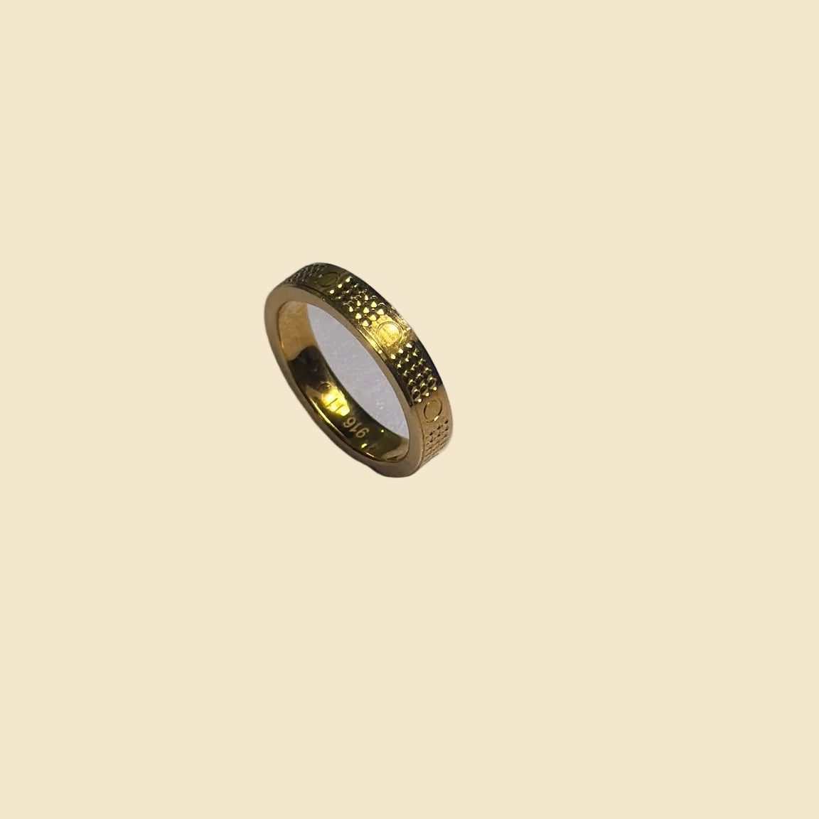 916 gold hollow diamond-pattern band ring side view