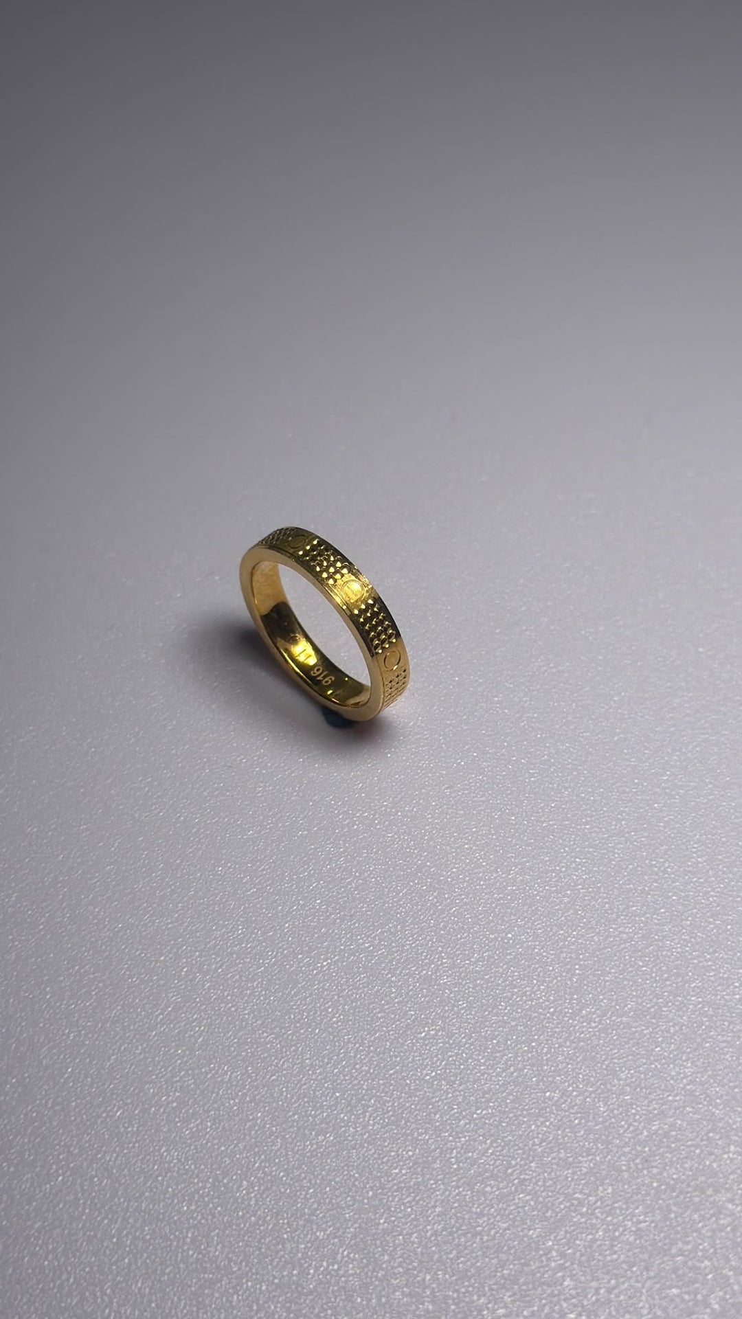 916 gold hollow diamond-pattern band ring side view