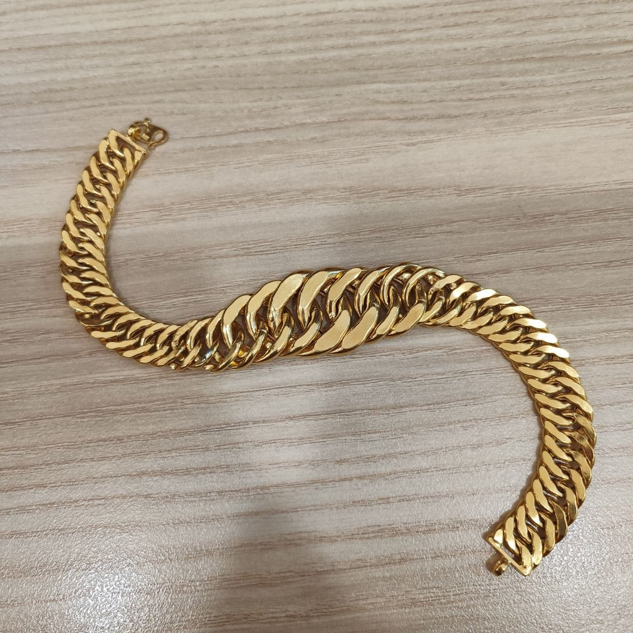 Detailed view of the graduated centre links on the 916 gold bracelet
