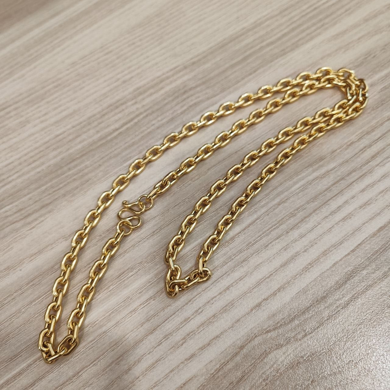 916 gold hollow Wanzi chain angled view