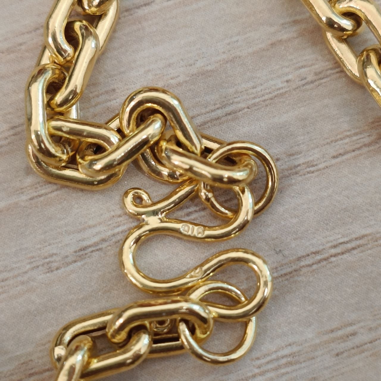 Full-length view of 916 gold hollow Wanzi chain necklace