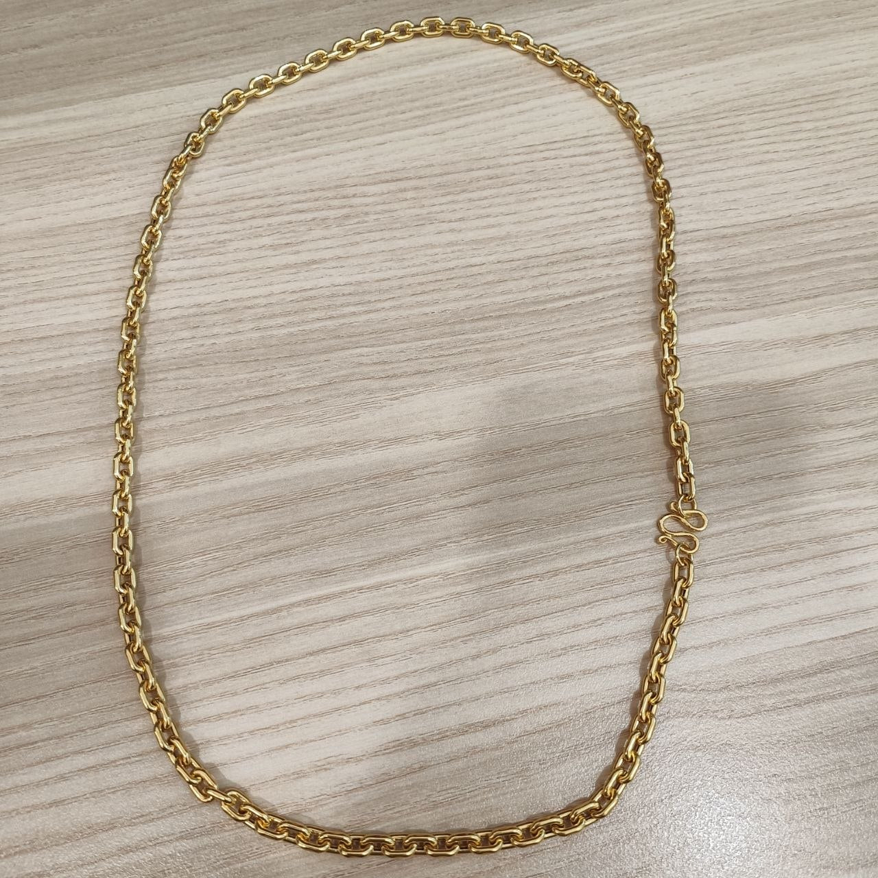 Close-up of 916 gold hollow Wanzi chain sculpted links