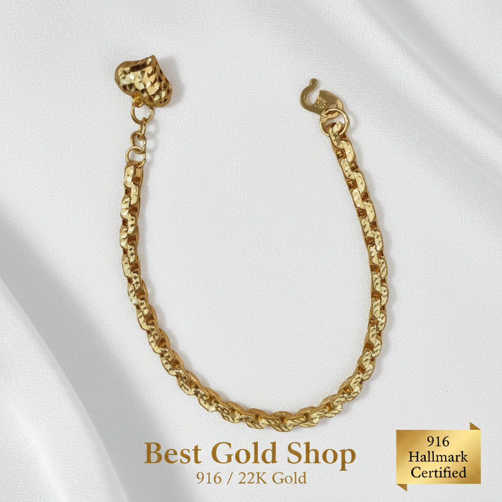 Close-up of the 916 gold Wanzi Heart bracelet and interlocking links