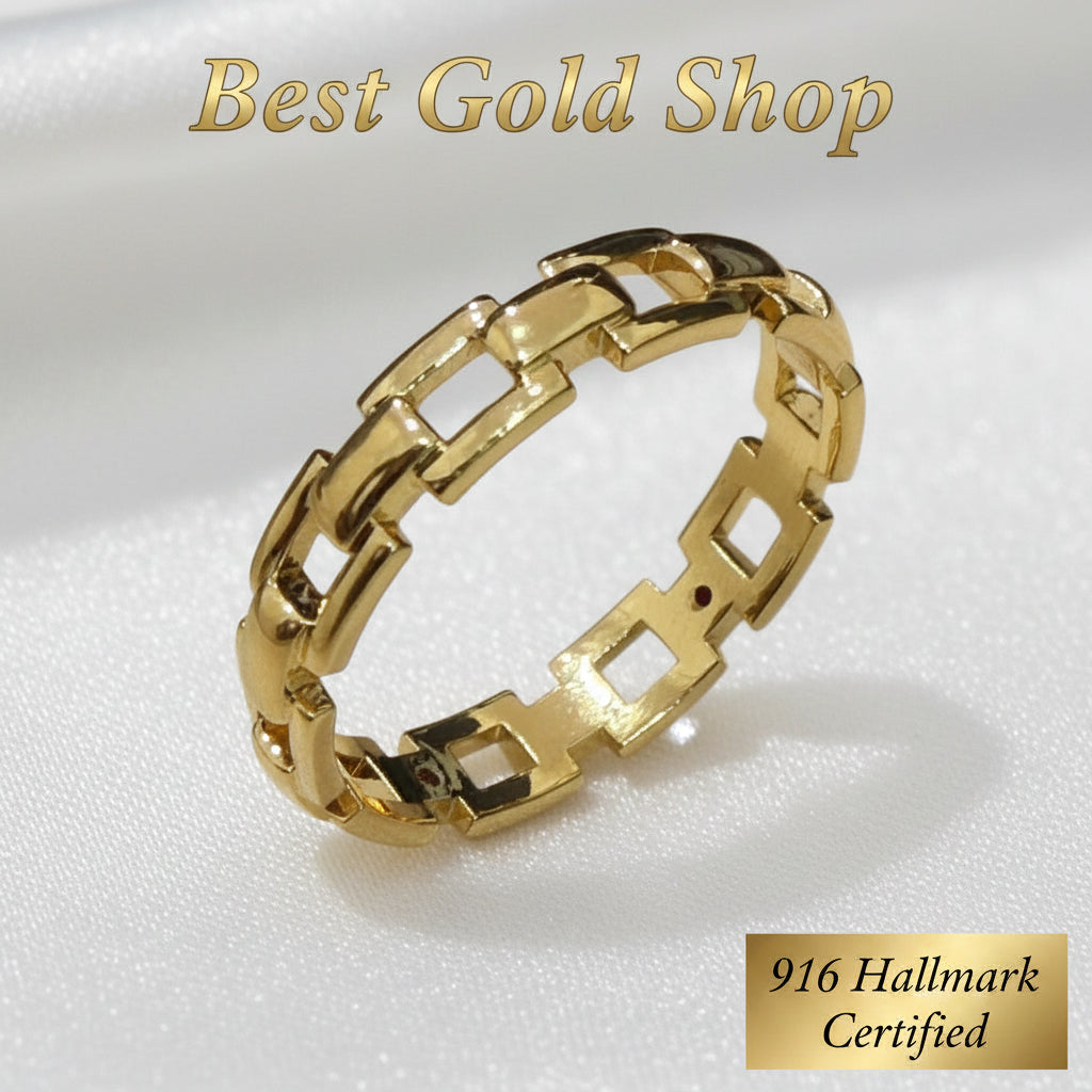 916 gold lightweight chain-link ring displayed on white satin