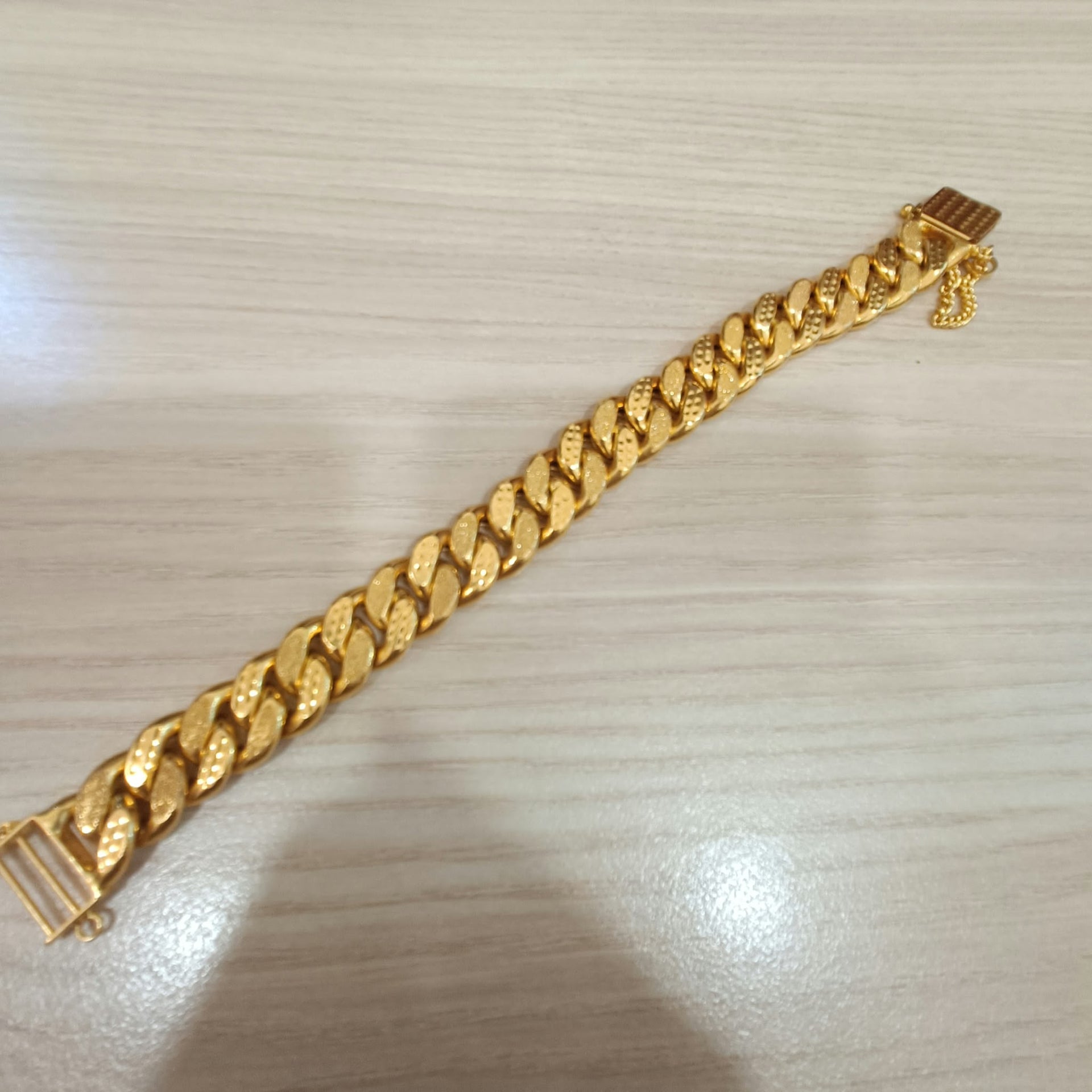 916 gold Milo heavyweight statement bracelet in 22K yellow gold - view 3