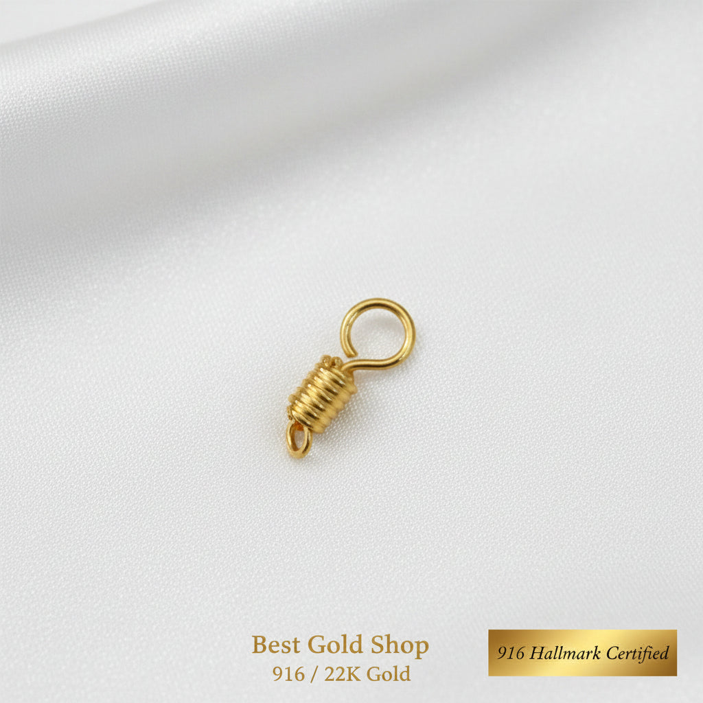 Detailed view of a 2cm 916 Gold pendant pin connector.