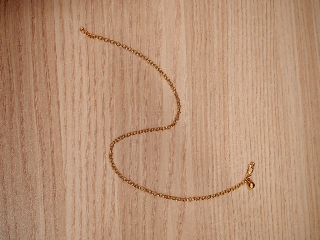 916 Gold round link anklet laid out