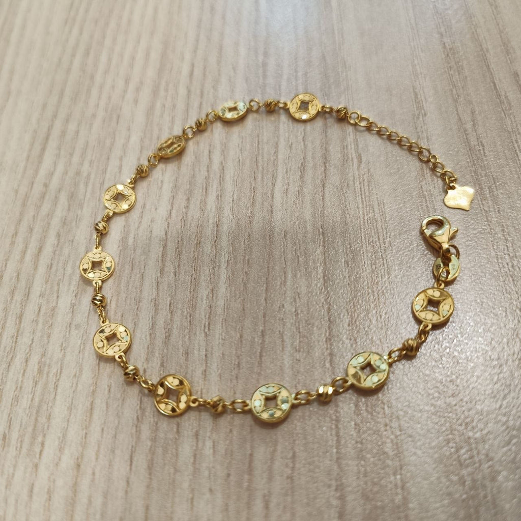 916 gold round motif bracelet with extension chain and clasp
