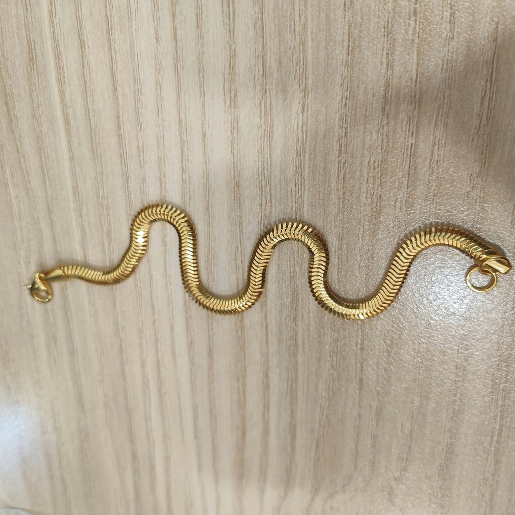 916 gold snake chain bracelet with sleek polished design