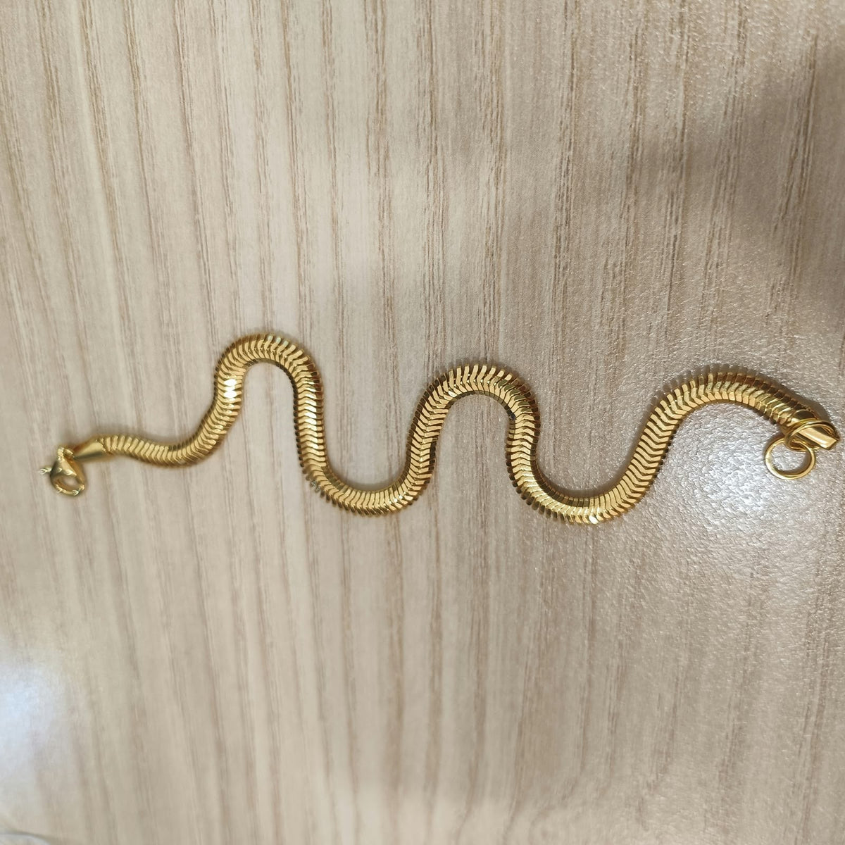 916 gold snake chain bracelet with sleek polished design