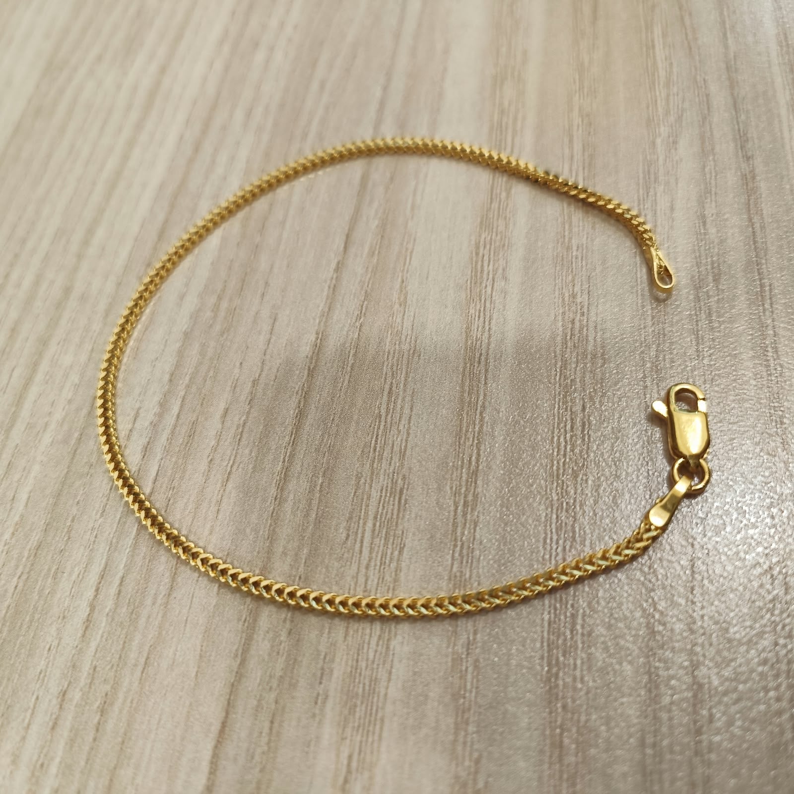 Angled view of the polished 916 gold solid Box bracelet