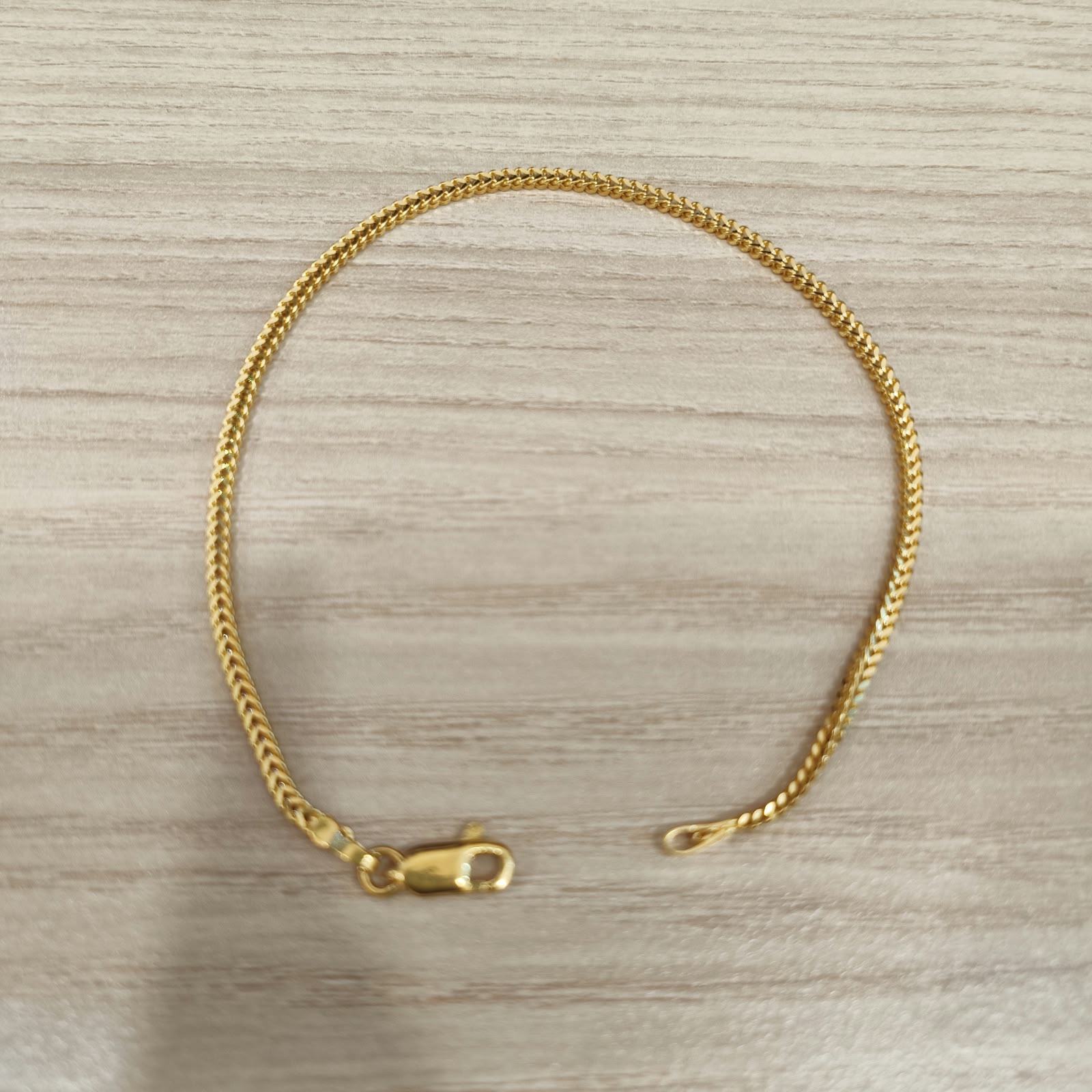 Clasp view of the 916 gold solid Box bracelet