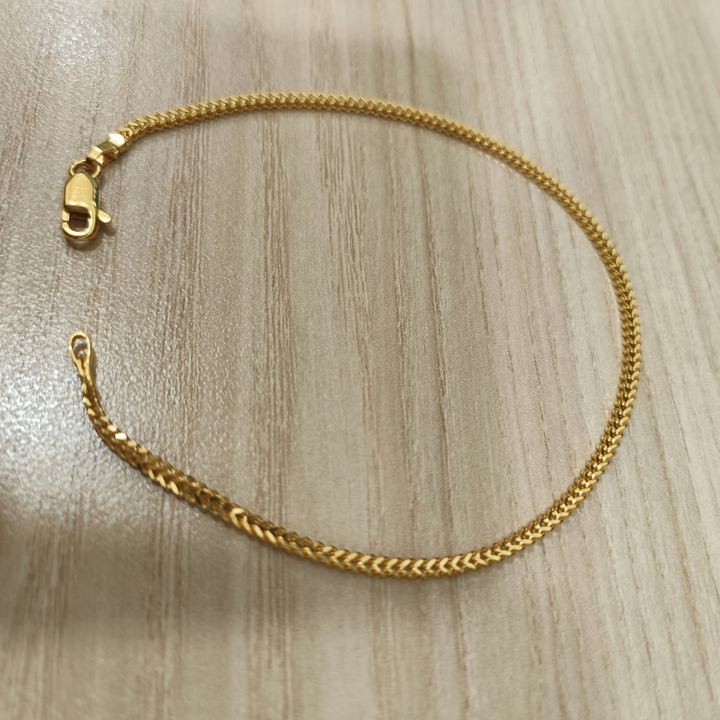 Full-circle view of the 916 gold solid Box bracelet