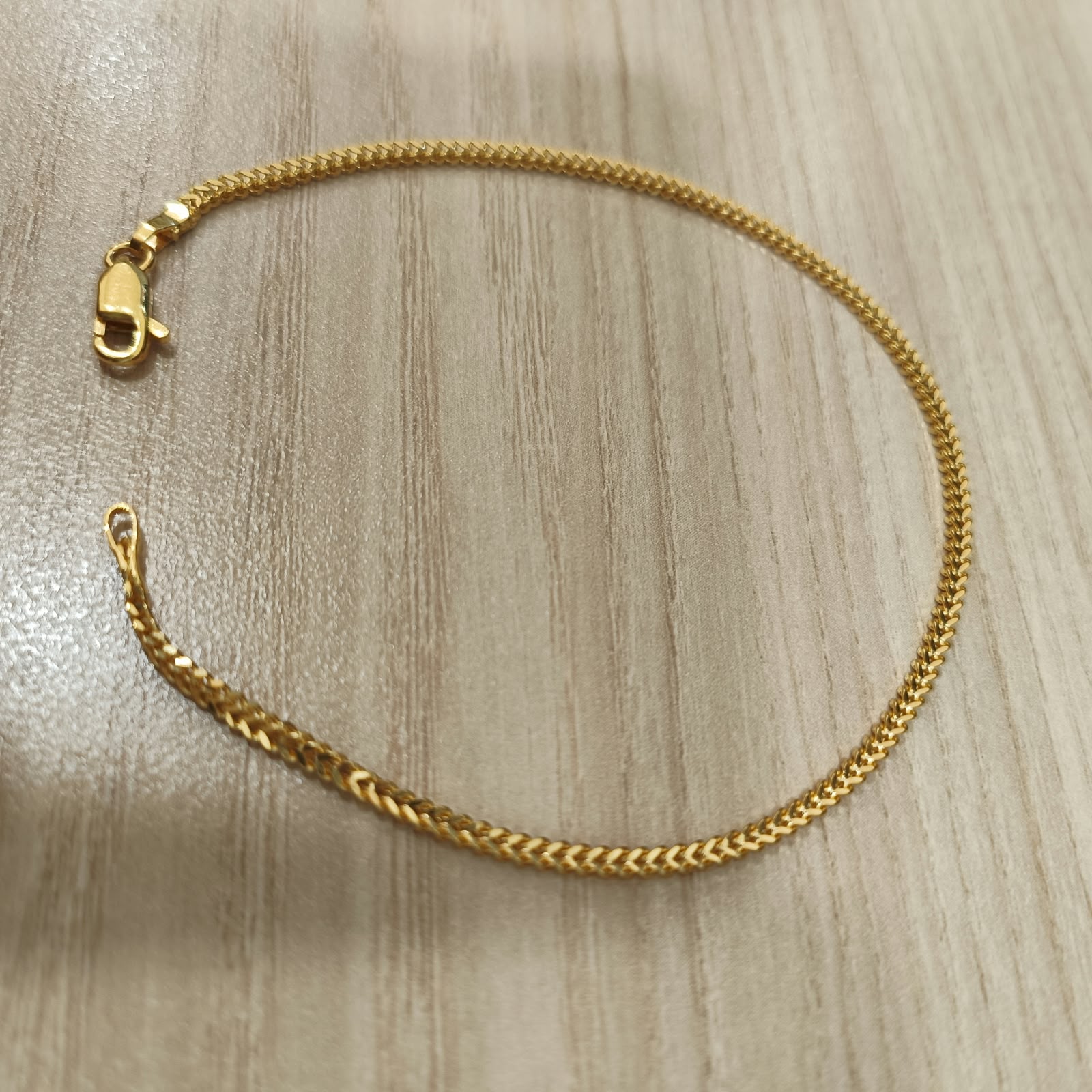 Full-circle view of the 916 gold solid Box bracelet