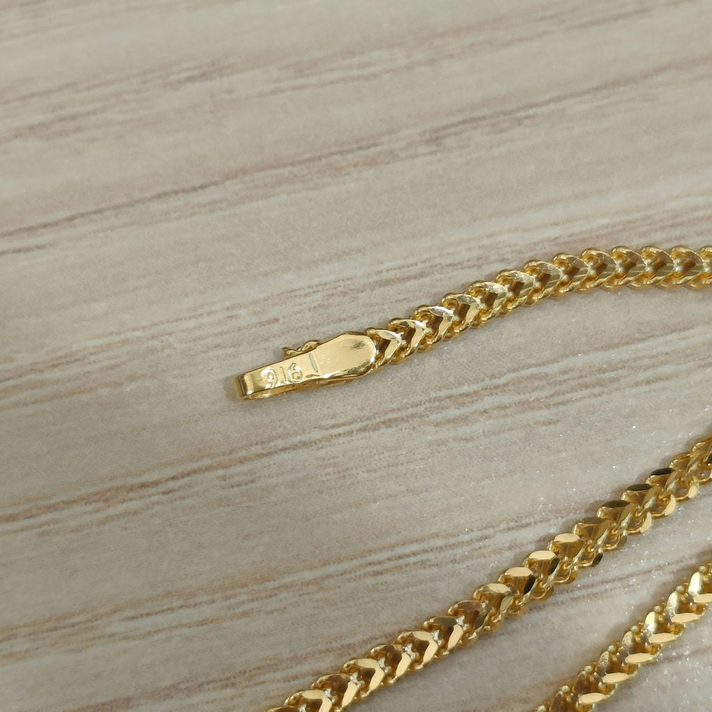 Close-up of the solid box links on a 916 gold bracelet