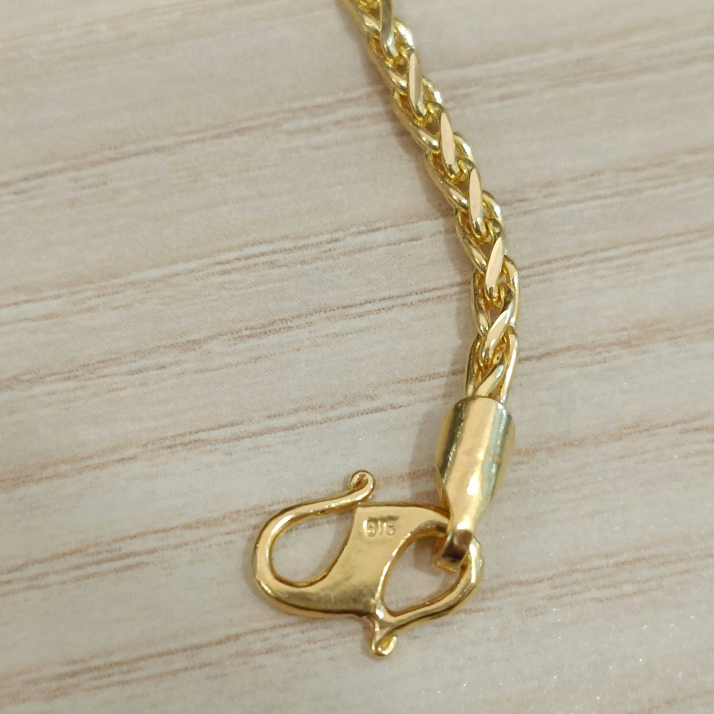 Close-up of the clasp on a 916 gold Spike bracelet
