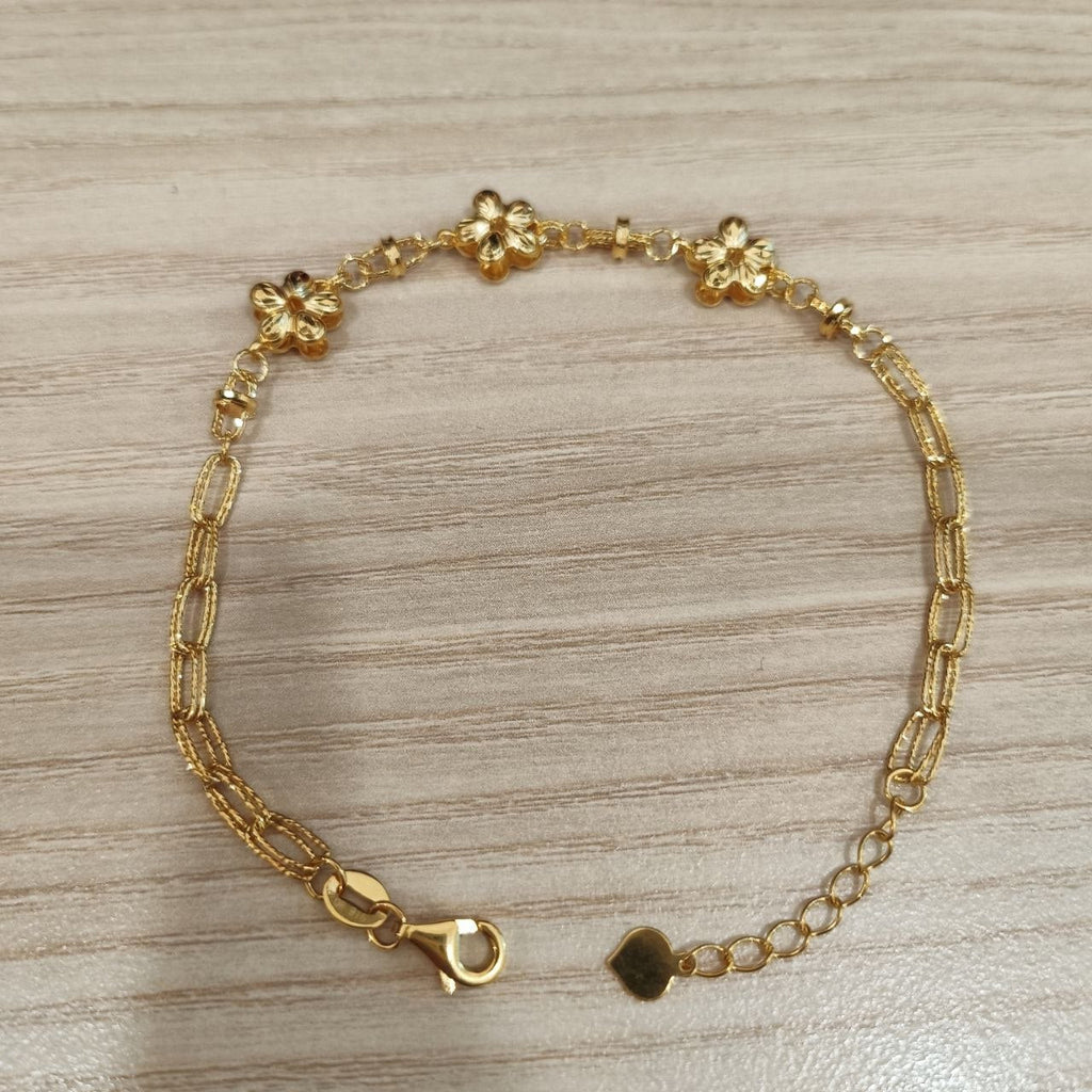 916 gold three-flower bracelet laid flat with extender chain